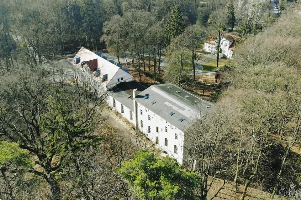 Widok z lotu ptaka na kompleks budynków sanatoryjnych w otoczeniu lasu w Obornikach Śląskich